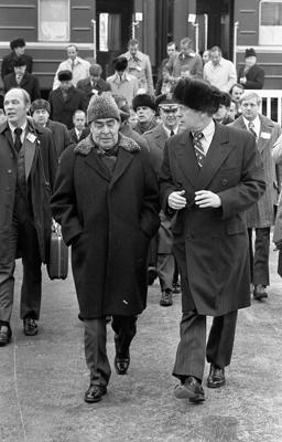 A2104-11A - President Ford and Soviet General Secretary Leonid I. Brezhnev depart from the train upon their arrival at the Okeansky Sanitarium, Vladivostok, USSR. November 23, 1974.