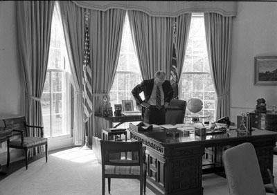 A3781-08A. President Ford at his Oval Office desk.   March 25, 1975.