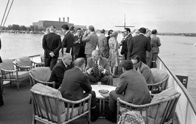 A4413-08A. President Ford hosts an informal dinner and a Cabinet meeting aboard the presidential yacht, the USS Sequoia.  May 7, 1975.