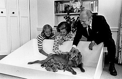 A6476-18. Susan, Mrs. Ford, and President Ford with Liberty and puppies. September 16, 1975