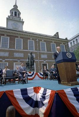 B0506-32. President Ford speaks at Independence Hall in a ceremonial event to mark the nation’s Bicentennial.  Philadelphia, Pennsylvania.  July 4, 1976.