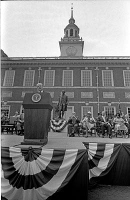 B0513-07A. President Ford speaks at Independence Hall in a ceremonial event to mark the nation’s Bicentennial.  Philadelphia, Pennsylvania.   July 4, 1976.
