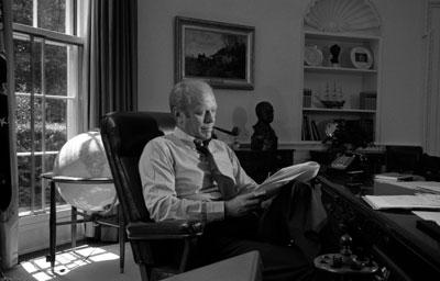 B1037-16A. President Ford at work in the Oval Office.   August 12, 1976. 