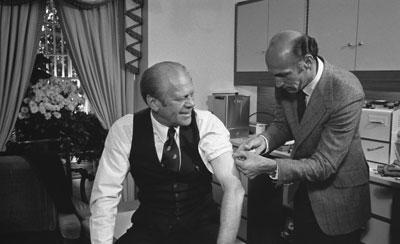 B1874-07A. President Ford receives a swine flu inoculation from his White House physician, Dr. William Lukash.  October 14, 1976.