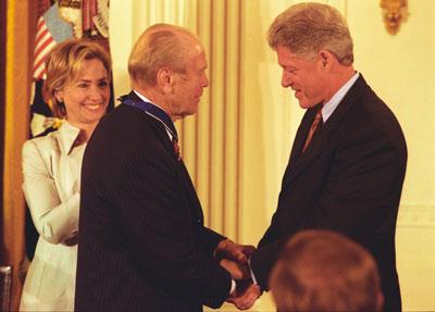 P75131-13a. President Clinton awards former President Ford the nation’s highest civilian honor, the Presidential Medal of Freedom, in a White House ceremony on August 11, 1999. 