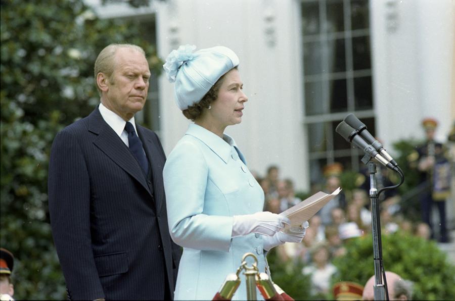 B0531-22. Queen Elizabeth II delivers remarks at a state arrival ceremony held in her honor on the South Lawn of the White House.   July 7, 1976.