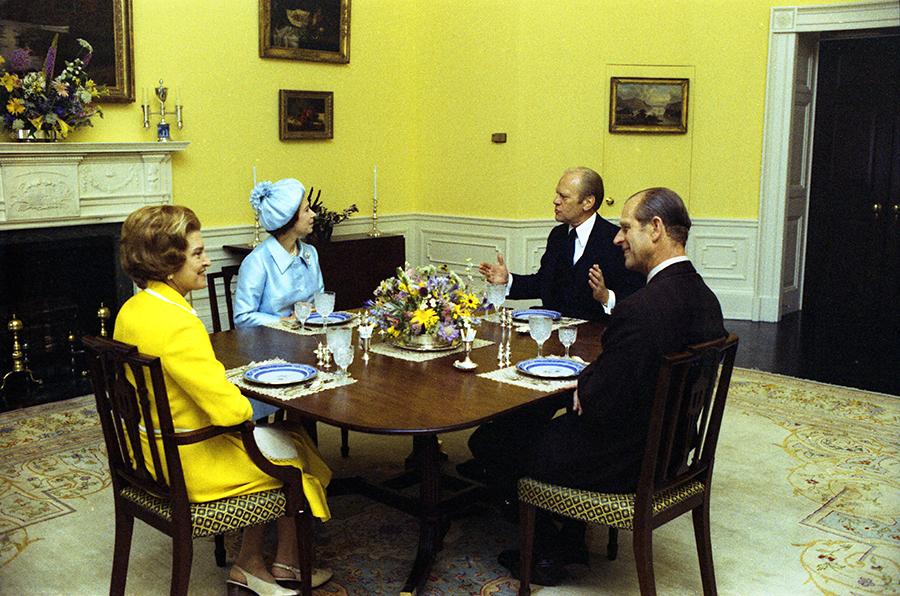 B0551-22A. President and Mrs. Ford visit with Queen Elizabeth II and Prince Philip in the Second Floor Family Dining Room before lunch.  July 7, 1976.