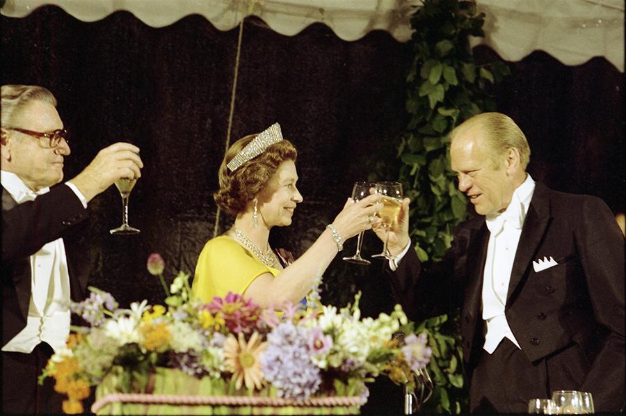 B0570-13. President Ford, Vice President Nelson Rockefeller, and Queen Elizabeth II raising their glasses in a toast at a state dinner honoring Her Majesty.  July 7, 1976. 