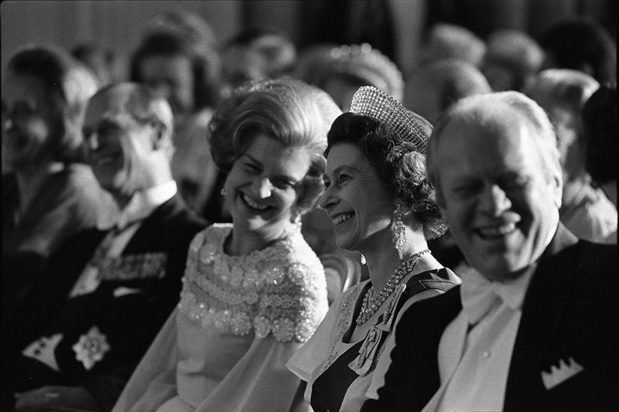 B0594-21A. Prince Philip, Betty Ford, Queen Elizabeth II, and President Ford watch a performance during the entertainment portion of the state dinner honoring Her Majesty.  July 7, 1976. 