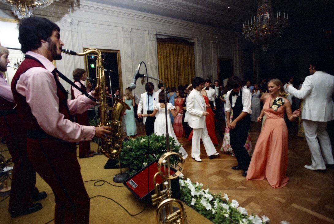 38-WHPO-A4766-09A. Susan Ford, her classmates, and their dates dancing while the band Sandcastle plays at the Holton-Arms School Senior Prom, 5/31/1975.
