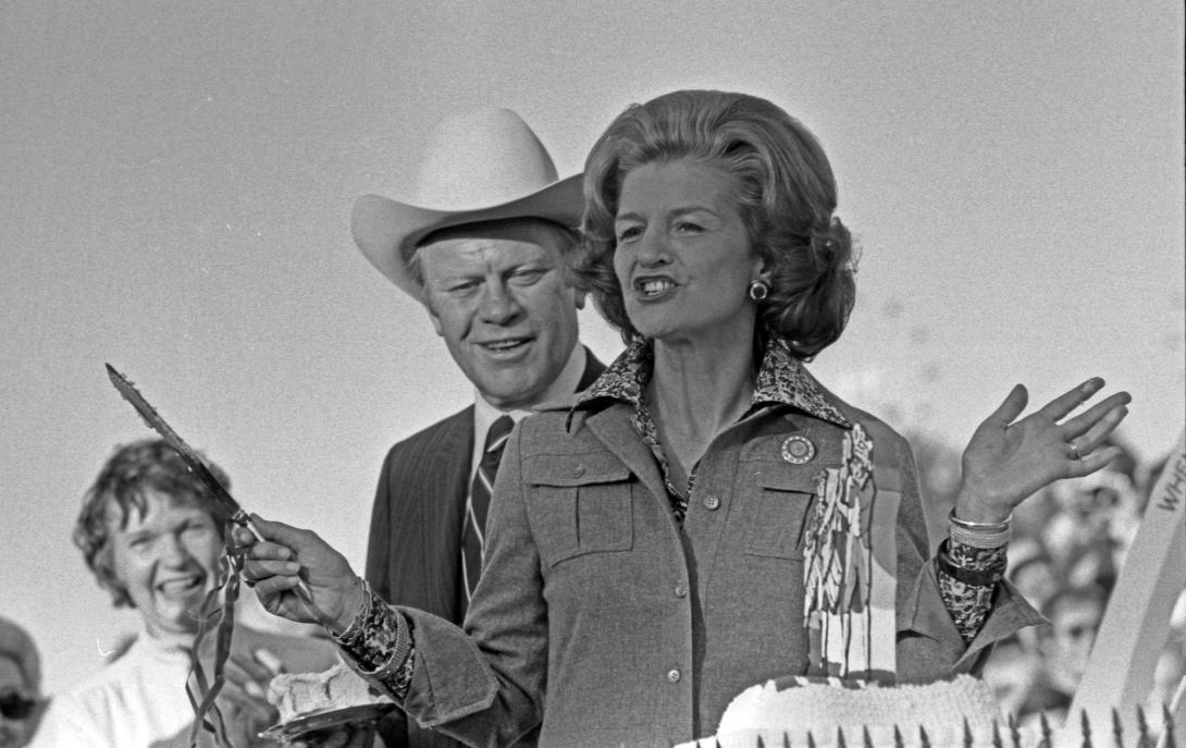 A6531-22. President Ford stands by as First Lady Betty Ford prepares to cut the birthday cake at the dedication ceremony for the Oklahoma State Fair Grounds’ Independence Arch and Constitution Fountain. September 19, 1975. 
