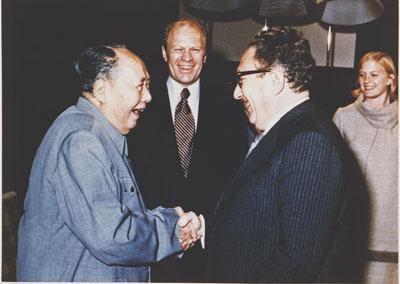 A7912 . President Ford and daughter Susan watch as Secretary of State Henry Kissinger shakes hands with Mao Tse-Tung; Chairman of Chinese Communist Party, during a visit to the Chairman’s residence. Beijing, China. December 2, 1975