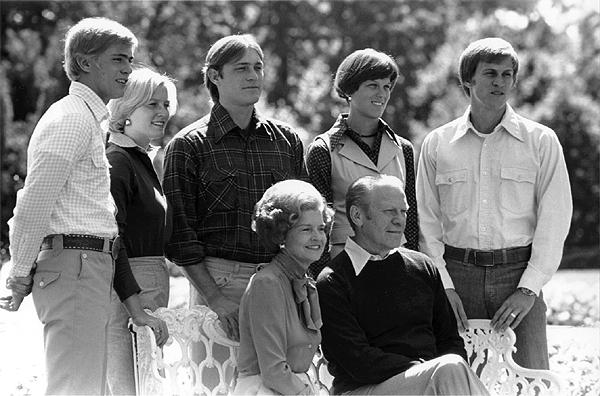 B1383-18A. Ford family on the White House grounds. (l-r) Steve, Susan, Jack, Gayle, and Mike. September 6, 1976.