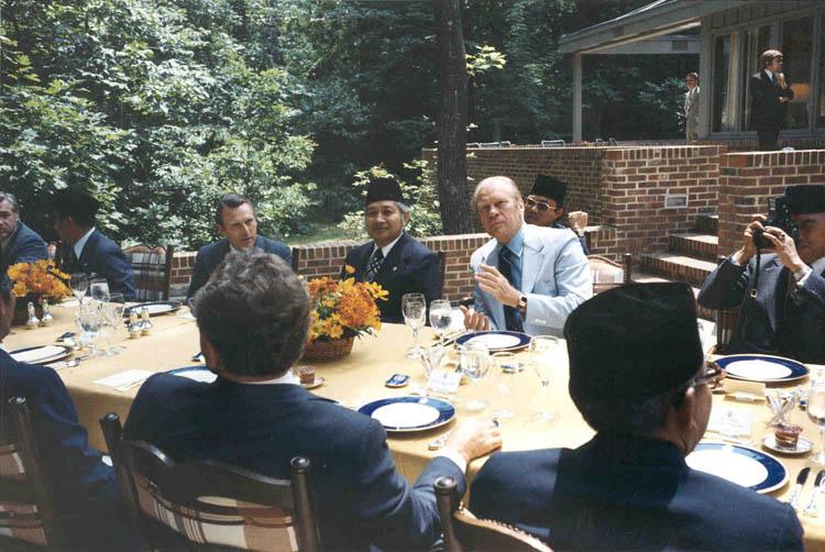 A5396-26. President Ford hosts a working luncheon for Indonesian President Suharto at the Laurel Lodge at Camp David. July 5, 1975.