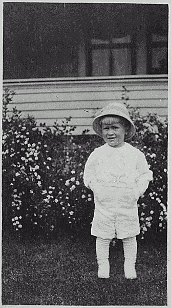 H0023-3. Gerald R. Ford, Jr. (then known as Leslie Lynch King, Jr.) stands in front of his home. 1915.