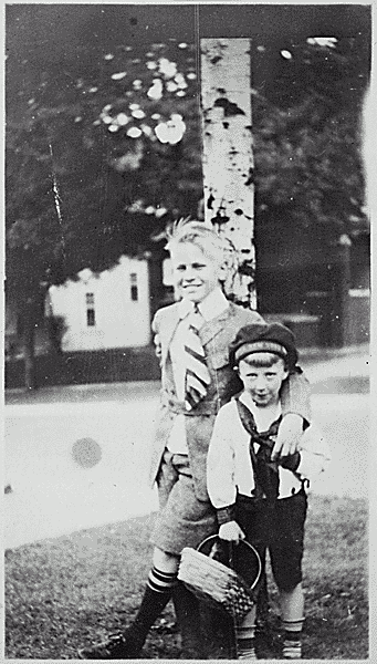 H0026-4. Gerald R. Ford, Jr. with his half-brother Tom Ford. 1923.