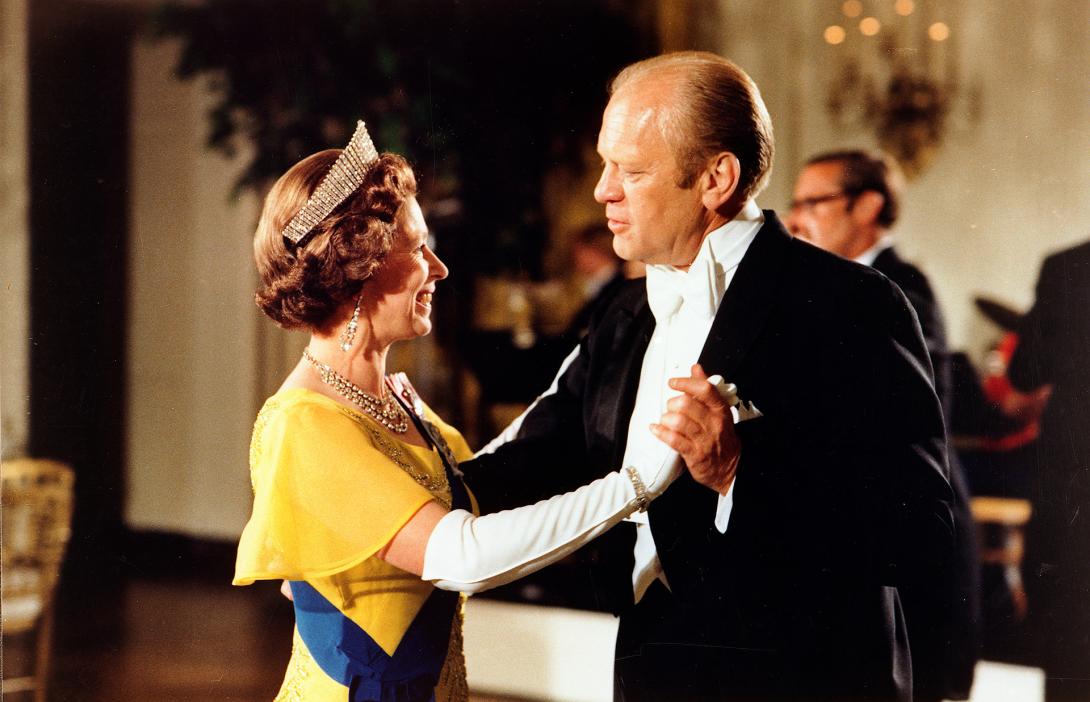 president-ford-and-queen-elizabeth-dance